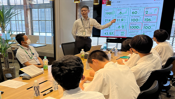 萩商工高等学校の生徒を前に授業を行う田中社長