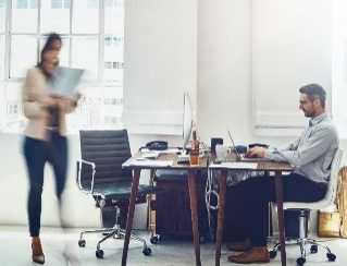 オフィス環境で、働く